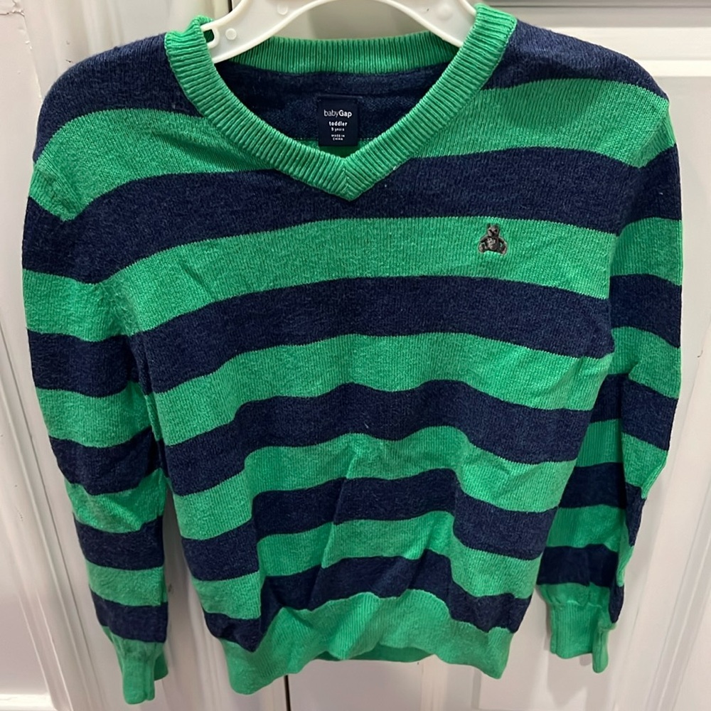 Great condition like new gap size v neck thin sweater size 5t